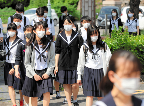 日本各地学校相继复课 学生老师都“全副武装”防感染(图1)