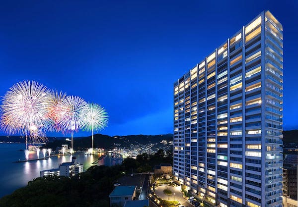 温泉公寓“The Crest Tower Atami”的外观图