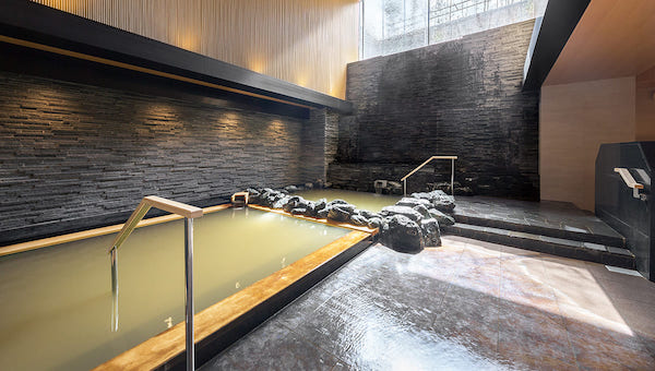 温泉公寓“The Crest Tower Atami”的天然温泉浴池形象