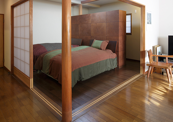 客厅旁边的日式房间作为卧室的图片