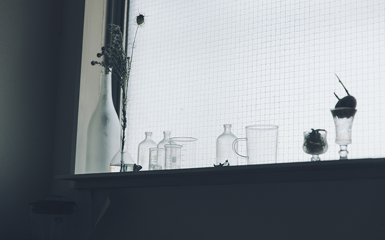 キッチンの窓辺に飾られている瓶や植物ですら、小野さんの作品の一部のように見える（撮影／嶋崎征弘）